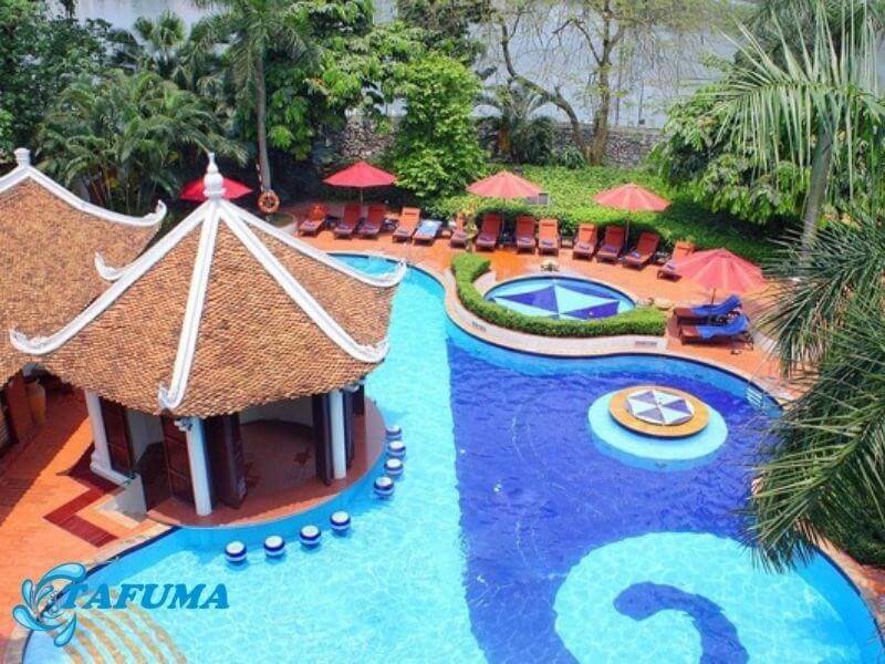 Bể bơi khách sạn Sheraton là nơi tổ chức các bữa tiệc hồ bơi sôi động