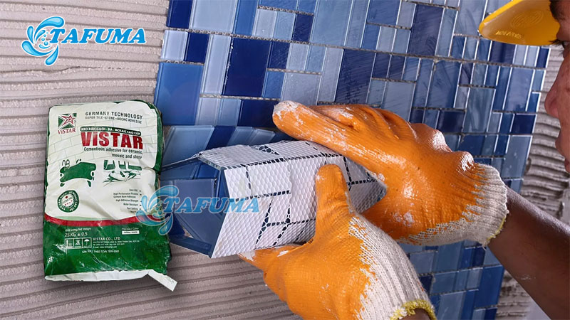 Dùng bay dàn đều hỗn hợp keo lên tường