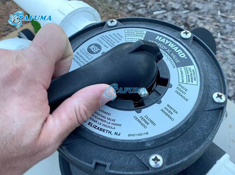 Xoay tay van về chế độ rửa ngược 