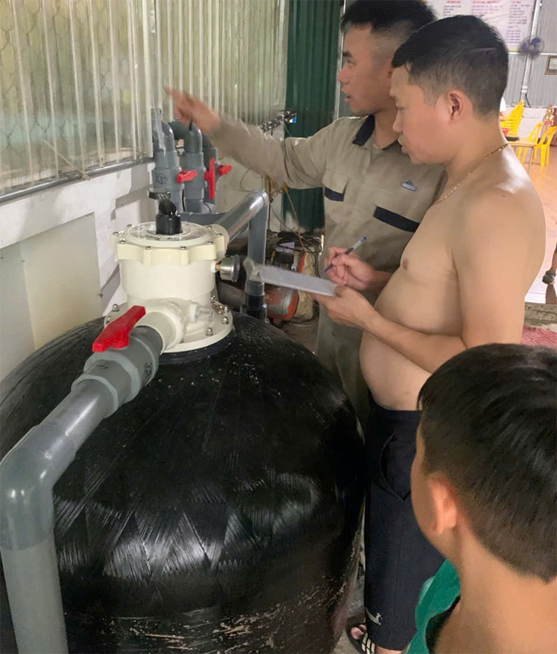 Bình lọc Minder M đen được Tafuma đang bàn giao cho khách hàng
