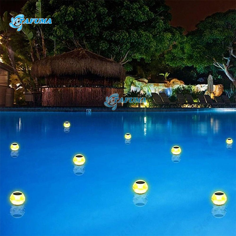 Đèn năng lượng mặt trời được nhiều người lựa chọn lắp đặt hồ bơi