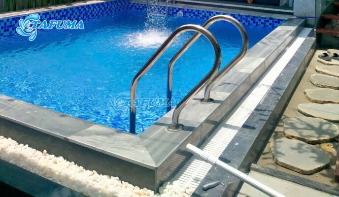 Thang bể bơi được Tafuma lắp đặt cho khách hàng