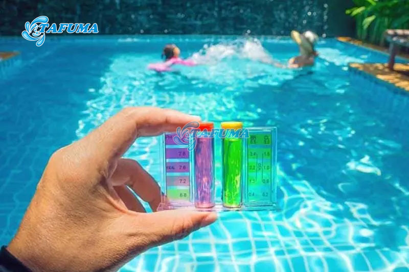 Lấy nước bể bơi vào ống nghiệm