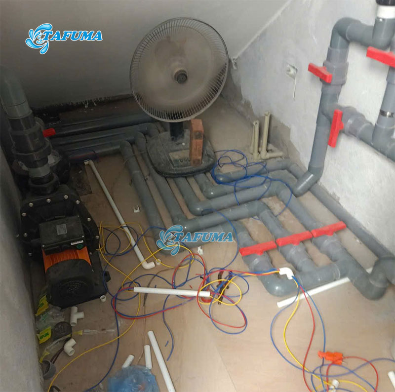 Lắp đường ống nhựa cho máy bơm và các thiết bị khác