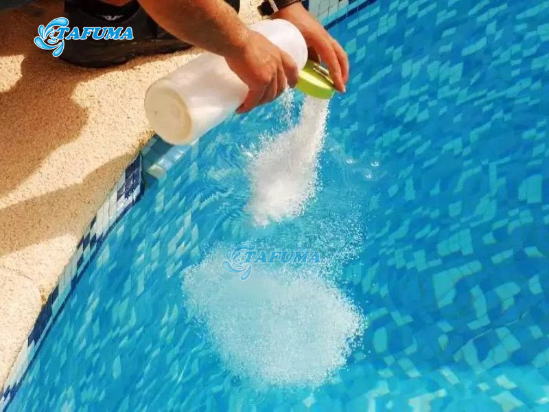 Clo khử trùng bể bơi kém chất lượng có mùi nồng gắt
