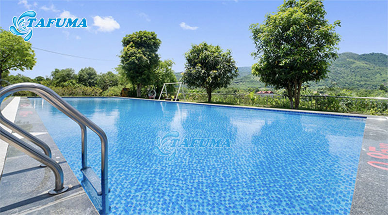 Kiểm tra mực nước trong hồ bơi