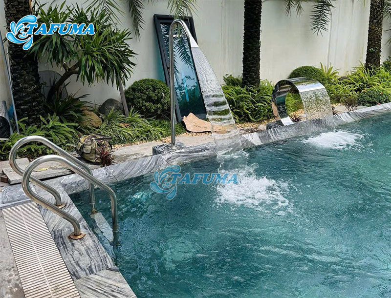 Thang bể bơi được Tafuma lắp đặt cho khách hàng