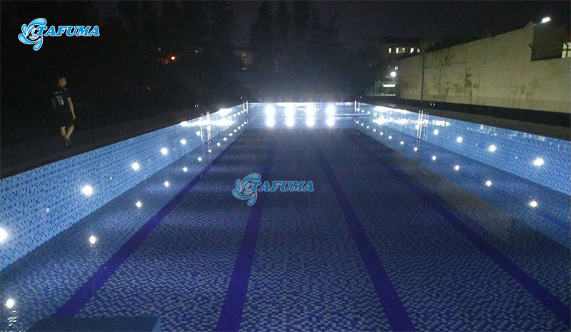 Bố trí đèn hồ bơi hợp lý để người bơi không khó chịu khi bơi