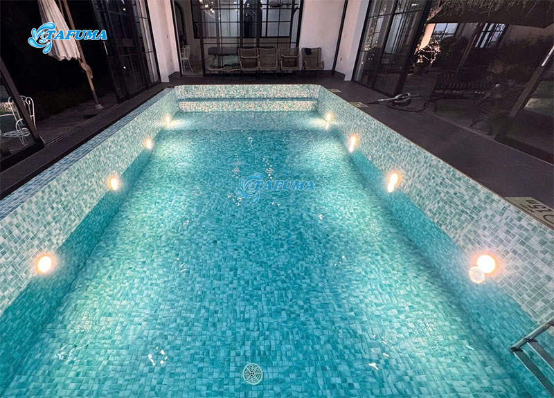 Bố trí đèn hồ bơi giúp không gian sang trọng hơn