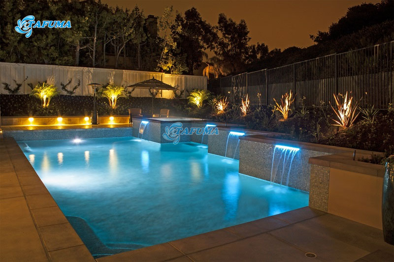 Hệ thống đèn trang trí xung quanh hồ bơi đủ ánh sáng