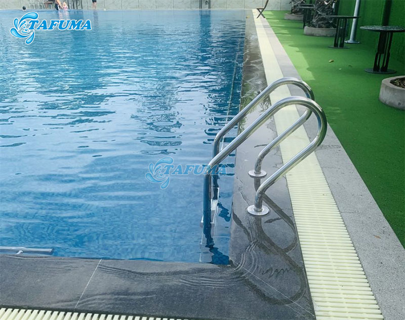 Lắp đặt thang bể bơi inox giúp lên xuống dễ dàng