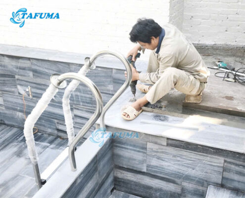 Lắp thang bể bơi đúng số bậc với chiều sâu