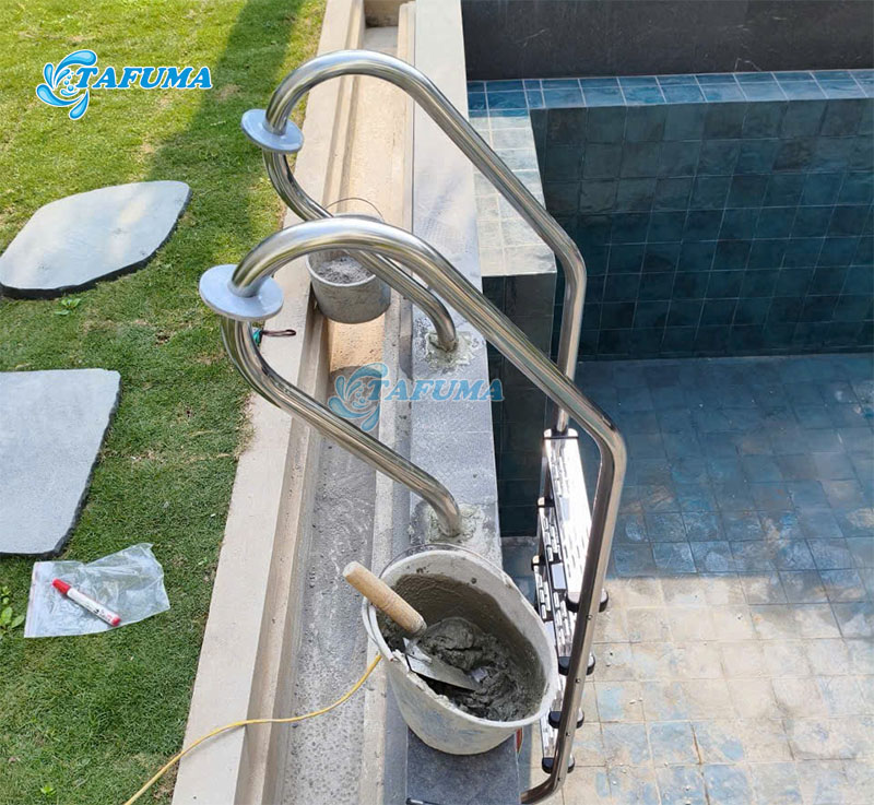 Lắp đặt thang bể bơi cho chắc chắn