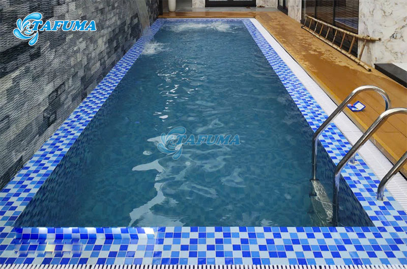 Chọn thang bể bơi có bậc chống trượt