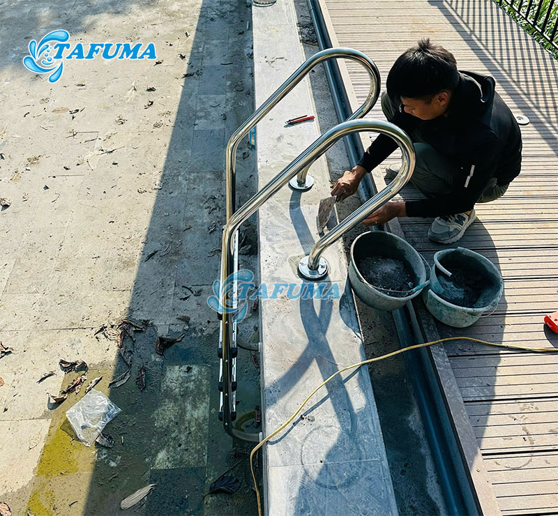 Lựa chọn thang bể bơi có chất liệu tốt để đảm bảo độ bền