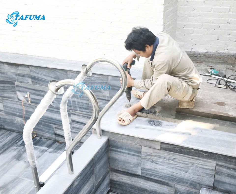 Xác định vị trí lắp đặt thang để lên xuống hồ bơi được thuận tiện nhất