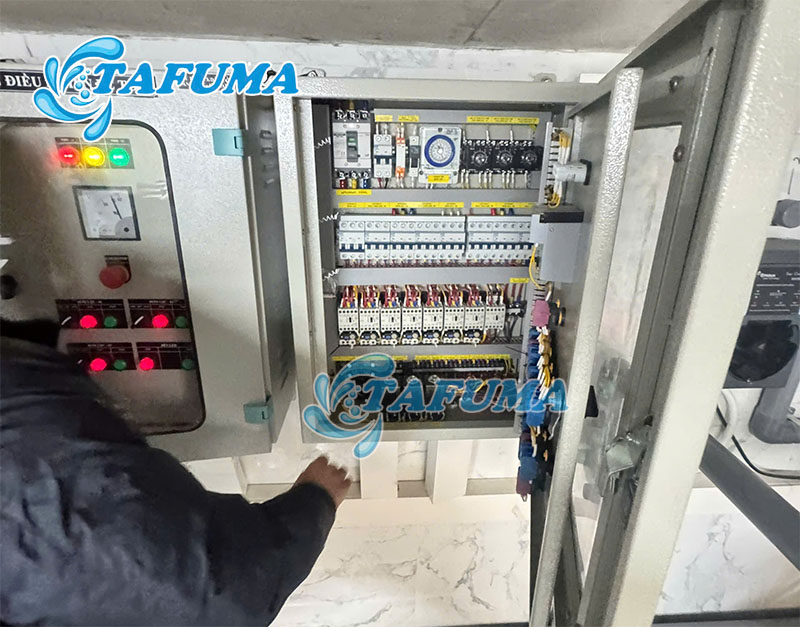 Lắp tủ điện và thiết bị bảo vệ bơm